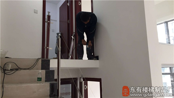 别墅不锈钢夹木玻璃扶手安装现场6