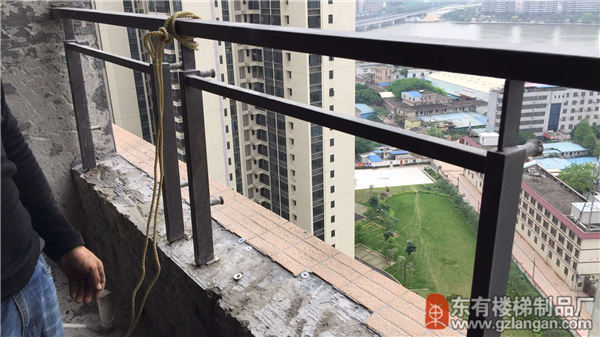 珠江桥脚住宅楼正在安装烤漆不锈钢护栏