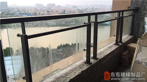 珠江桥脚住宅楼的烤漆不锈钢阳台栏杆安装完成
