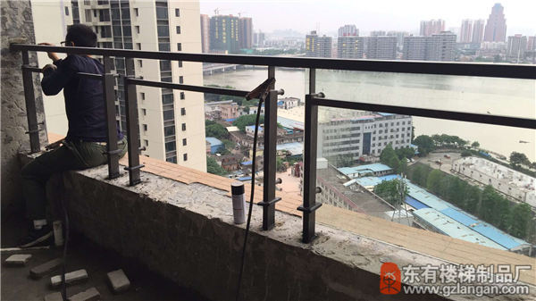 珠江桥脚住宅楼安装现场工人正在很用工