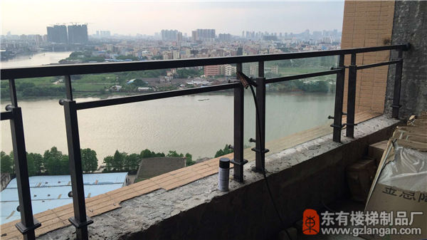 珠江桥脚住宅楼的烤漆不锈钢阳台栏杆复古典雅与这景致搭配可好