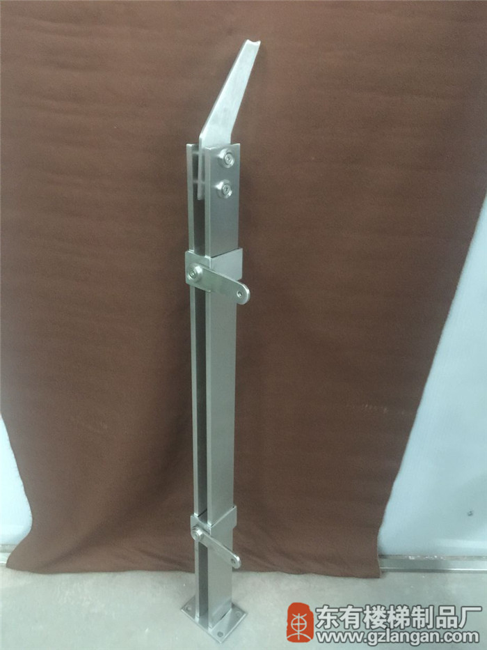 不锈钢阳台玻璃栏杆立柱DY-8151（45度侧视实拍）
