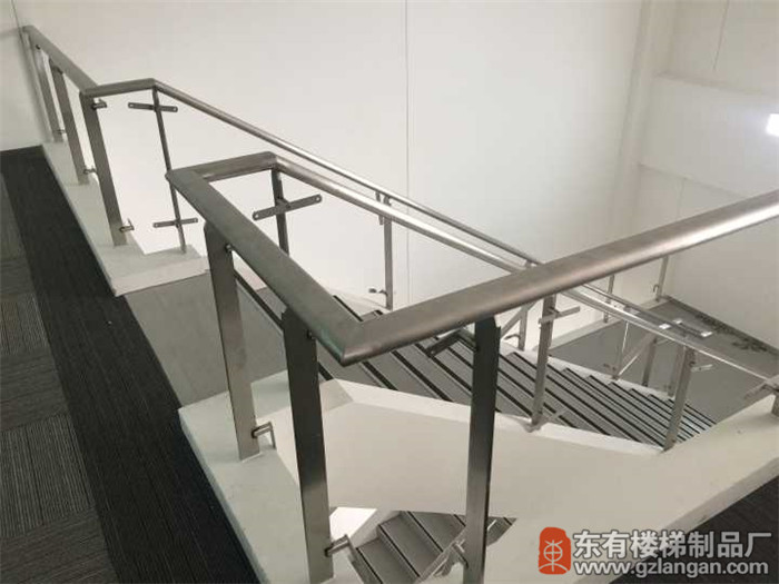 本田厂办公室楼梯不锈钢玻璃栏杆扶手立柱安装5