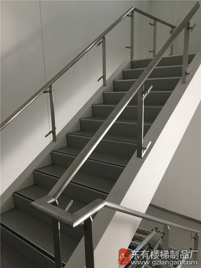 本田厂办公室楼梯不锈钢玻璃栏杆扶手立柱安装2