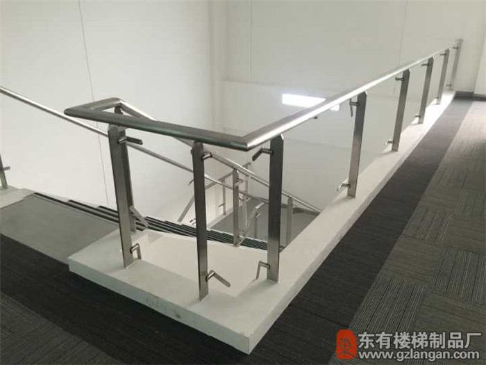 本田厂办公室楼梯不锈钢玻璃栏杆扶手立柱安装1