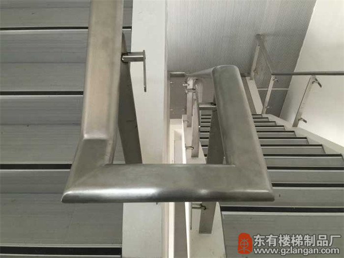 本田厂办公室楼梯不锈钢玻璃栏杆扶手立柱安装4