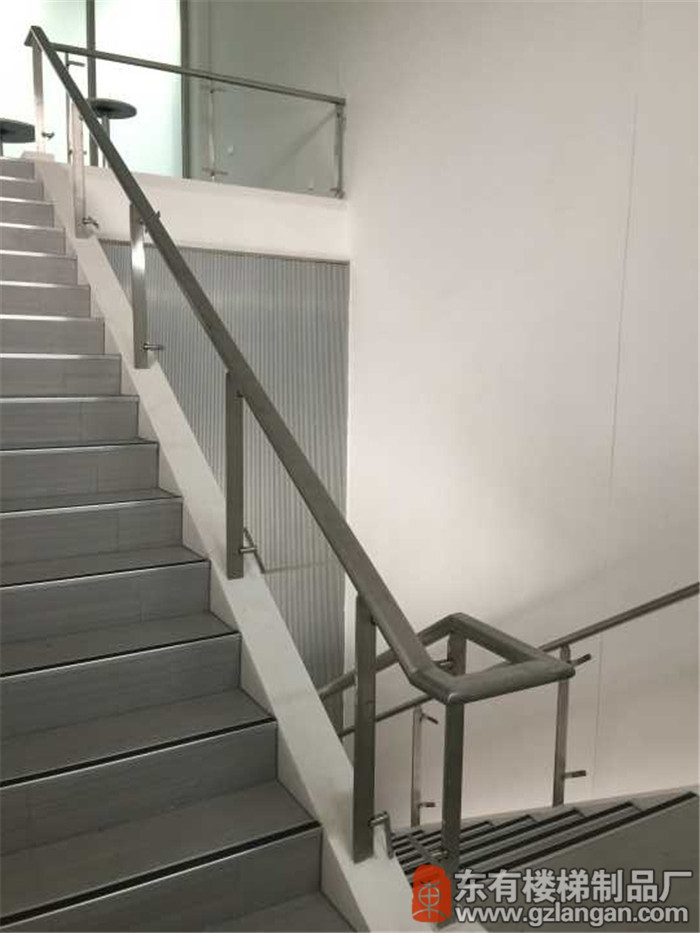 本田厂办公室楼梯不锈钢玻璃栏杆扶手立柱安装3