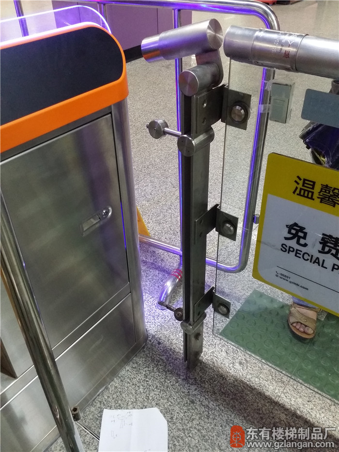 地铁栏杆改造玻璃不锈钢立柱DY-8282 实拍