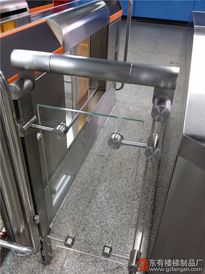 地铁栏杆改造玻璃不锈钢立柱DY-8282实拍