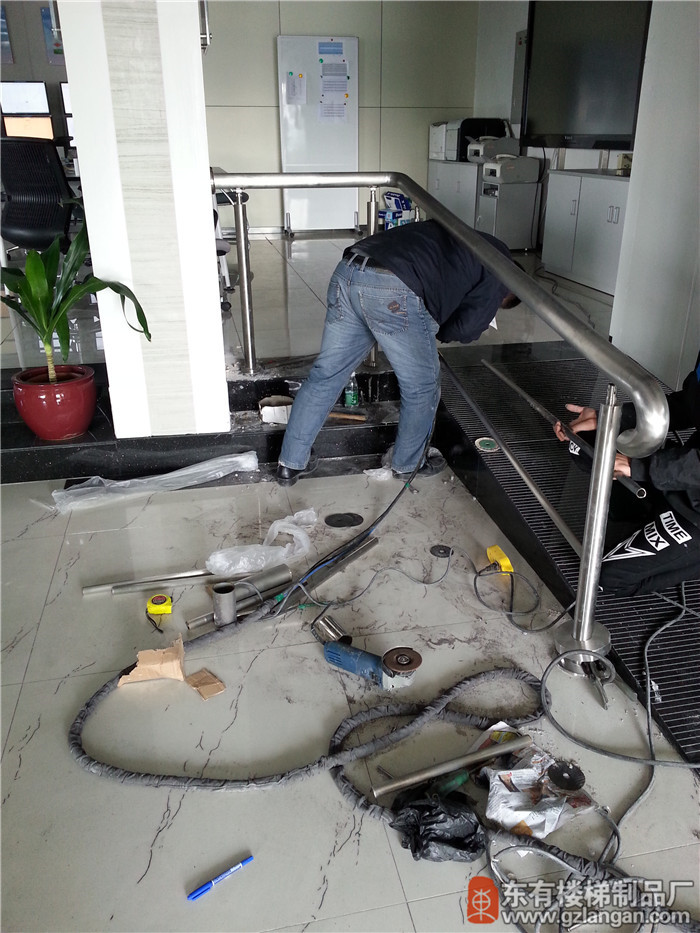 地震局走道不锈钢栏杆施工前4