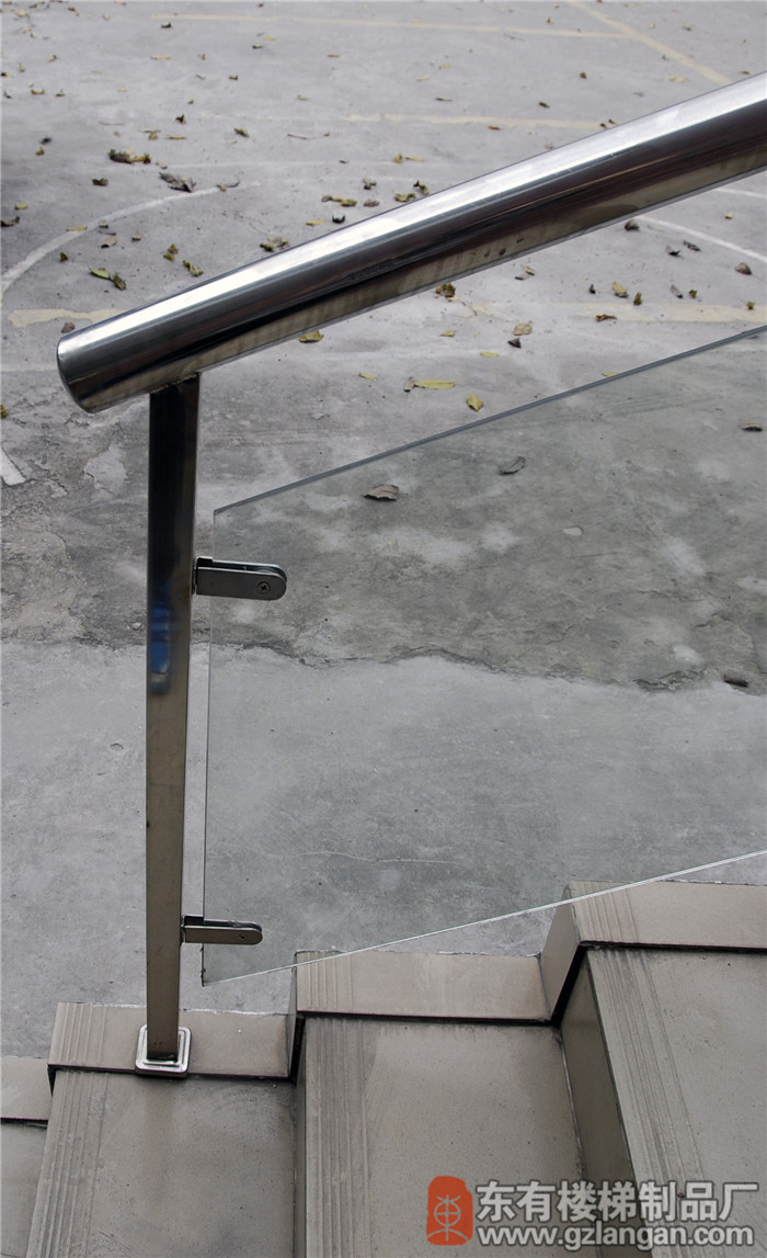 T.I.T创意园办公楼不锈钢楼梯扶手采用不锈钢方管立柱