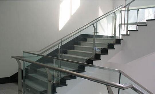 不锈钢钢管、钢片与玻璃组成楼梯扶手