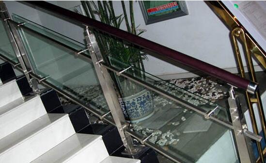 混泥土结构的楼梯