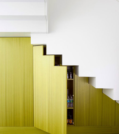 根据楼梯的走势设计一款相应的收纳柜