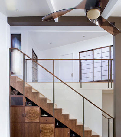 大大小小的抽屉构成了楼梯下方空间的收纳