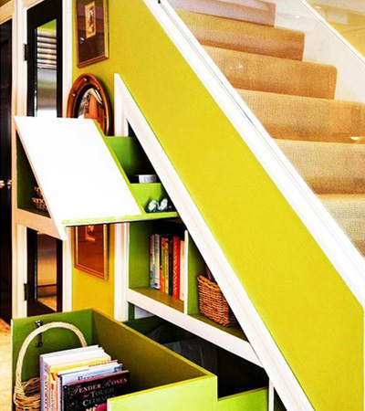 楼梯带有透明的玻璃扶手