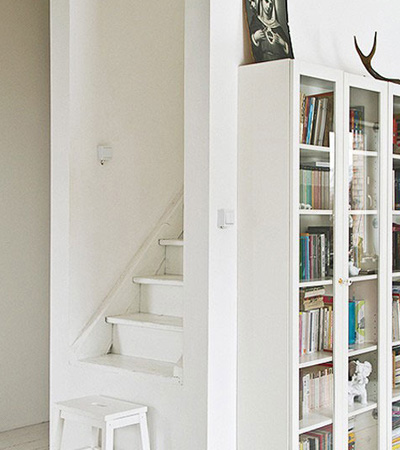 倚墙放置一个透明的展示柜或者放一个书架