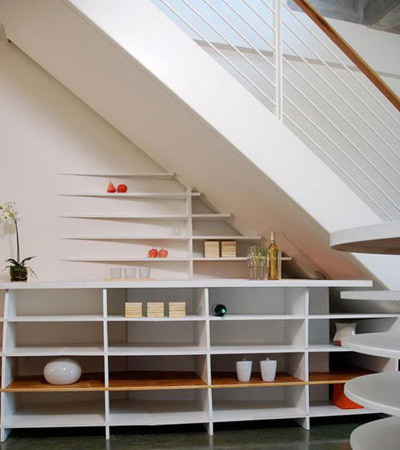 楼梯下方长方形的展示柜