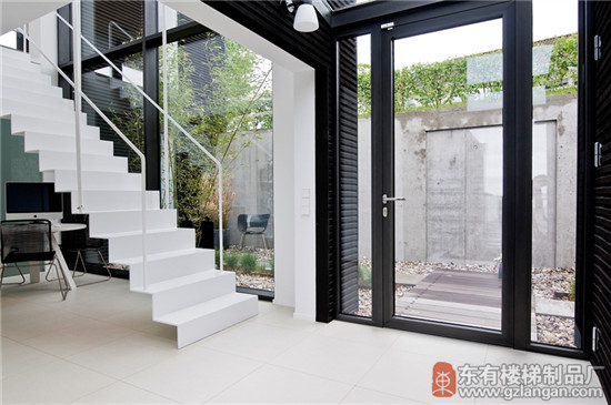 薄如纸片的楼梯设计