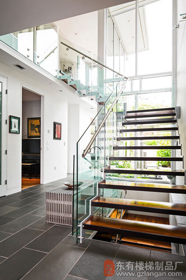 镂空楼梯扩大空间感