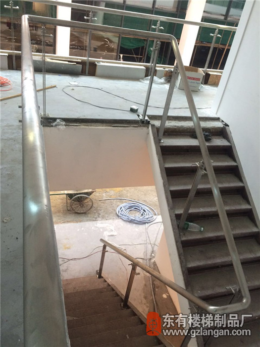 广园路路虎4X店楼梯扶手采用DIY-005定制款不锈钢立柱