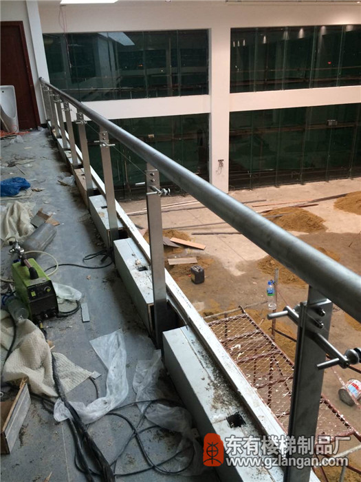 广园路路虎4X店护栏采用DIY-005定制款不锈钢立柱