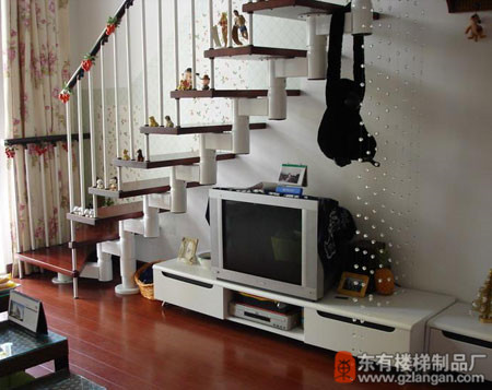 楼梯下面的空间可不能浪费，放了电视正好