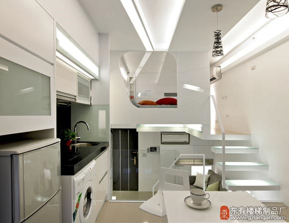 通往第二层书房厨房所在地的悬浮式楼梯