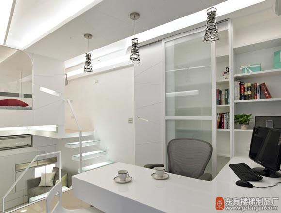 书桌既是书房与厨房的区隔