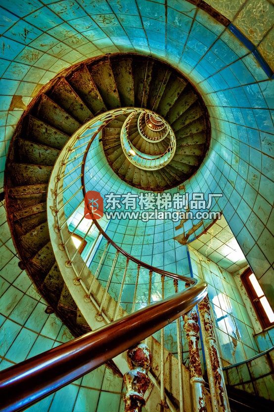 2018年大型的旋转楼梯设计7