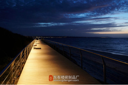 墨尔本菲利普港海滩步道提供了一个优雅低调的光环境