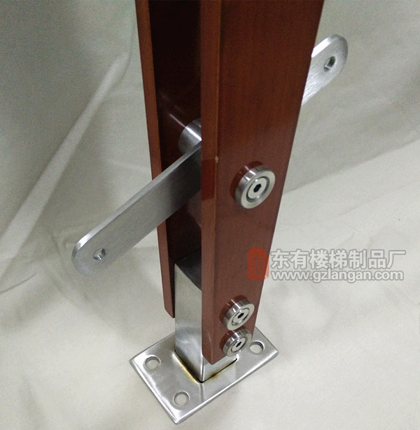 侧板中间还加多了凹形处理