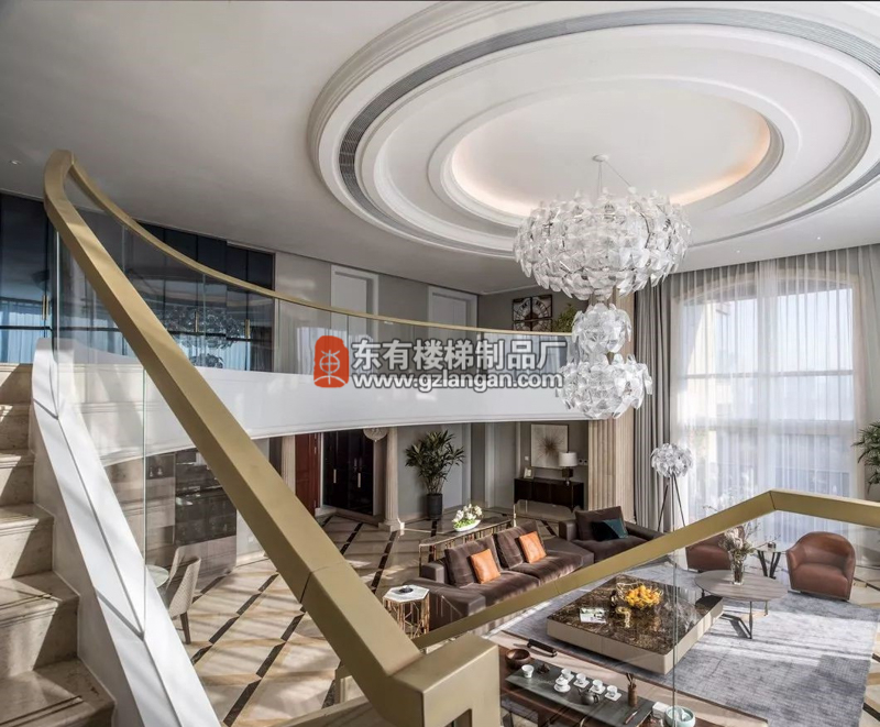 室内空间的极简楼梯和视觉线索都帮助建筑师