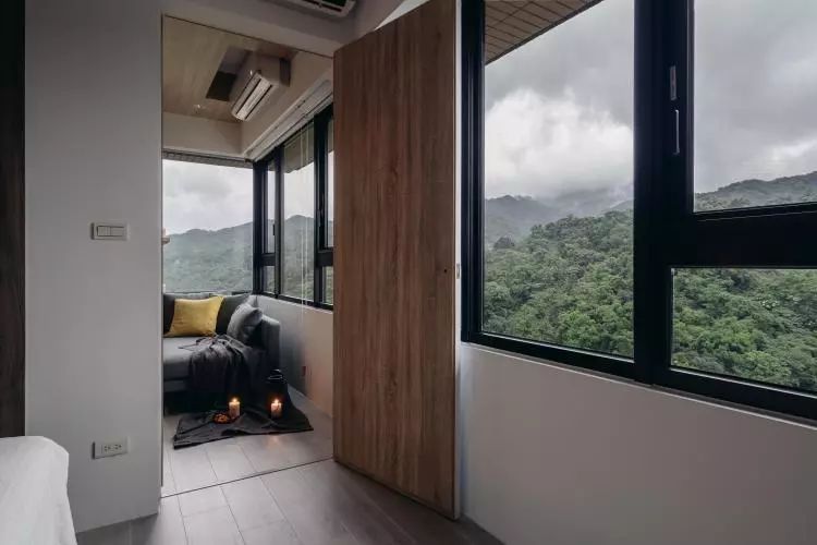 完整的木料包覆加上双人沙发 完整的木料包覆加上双人沙发