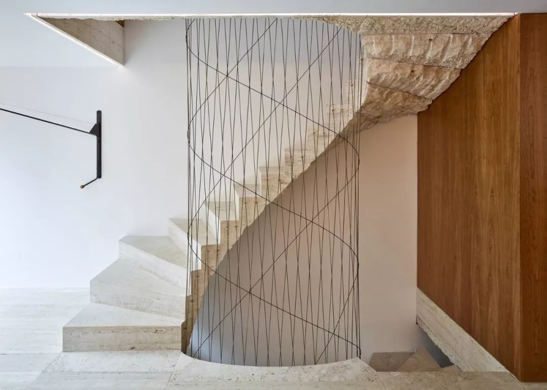 金属质感的楼梯扶手设计7