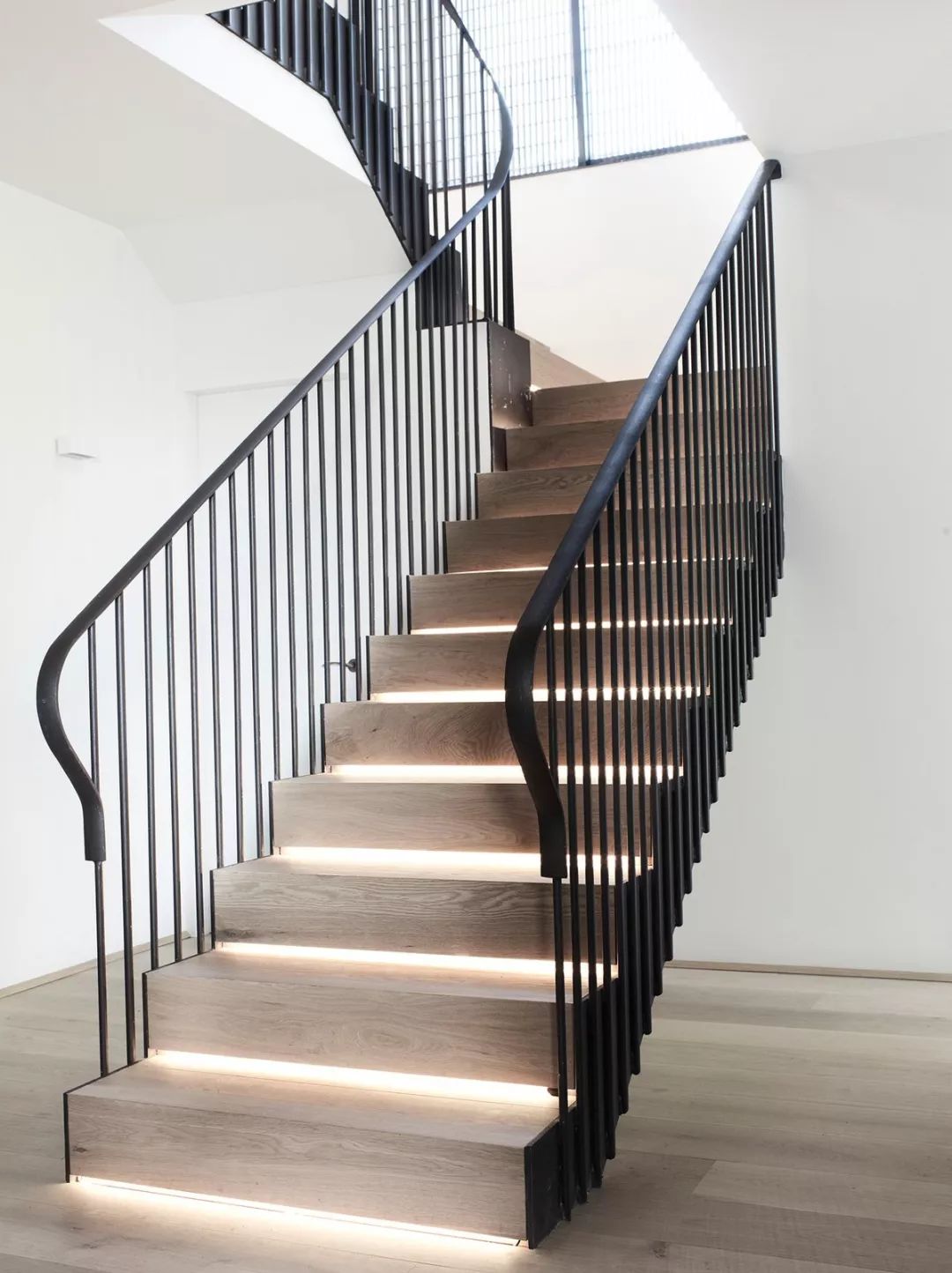 金属质感的楼梯扶手设计11