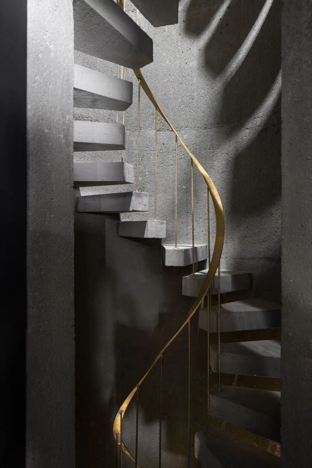 金属质感的楼梯扶手设计20
