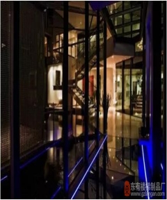 光影斑驳的南非玻璃楼梯扶手
